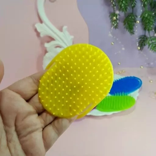 شانه انگشتی (کف دستی) همراه ، جنس پلاستیکی ، سبک و کارآمد با قیمت مناسب