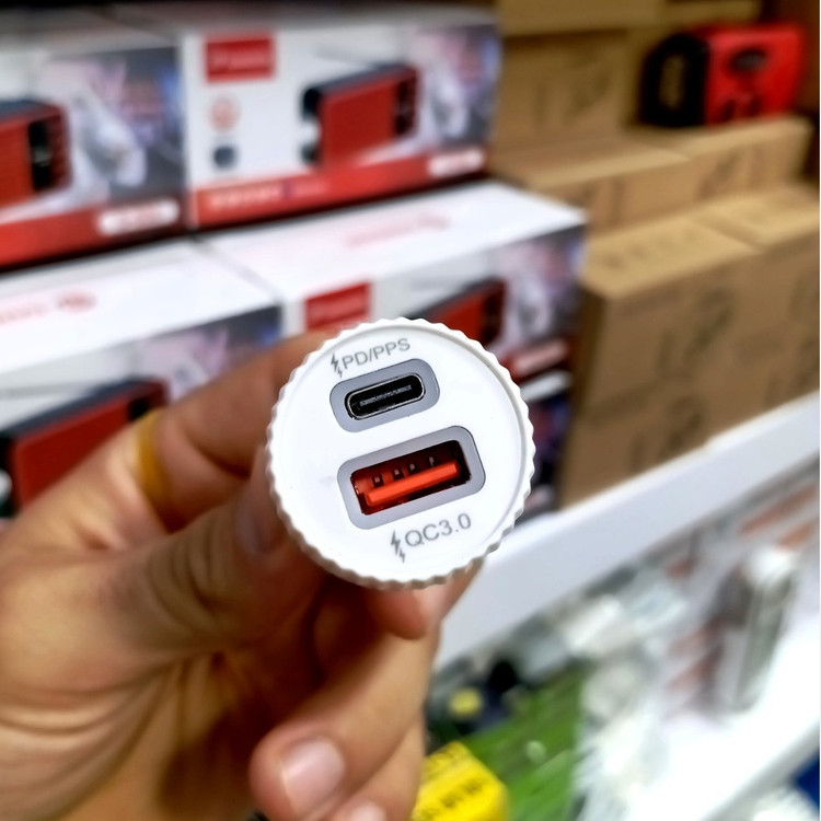 شارژر فندکی ماشین با 2 خروجی همزمان USB و PD با کیفیت بالا و بدون نوسان آکبند و پلمپ ، مناسب انواع گوشی موبایل