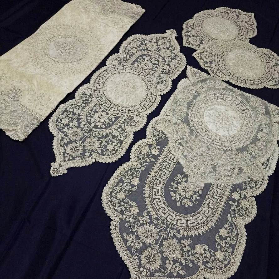 سرویس رومیزی 5 تکه مروارید دوزی دانتل مخمل طرح ترک مدل ورساچه