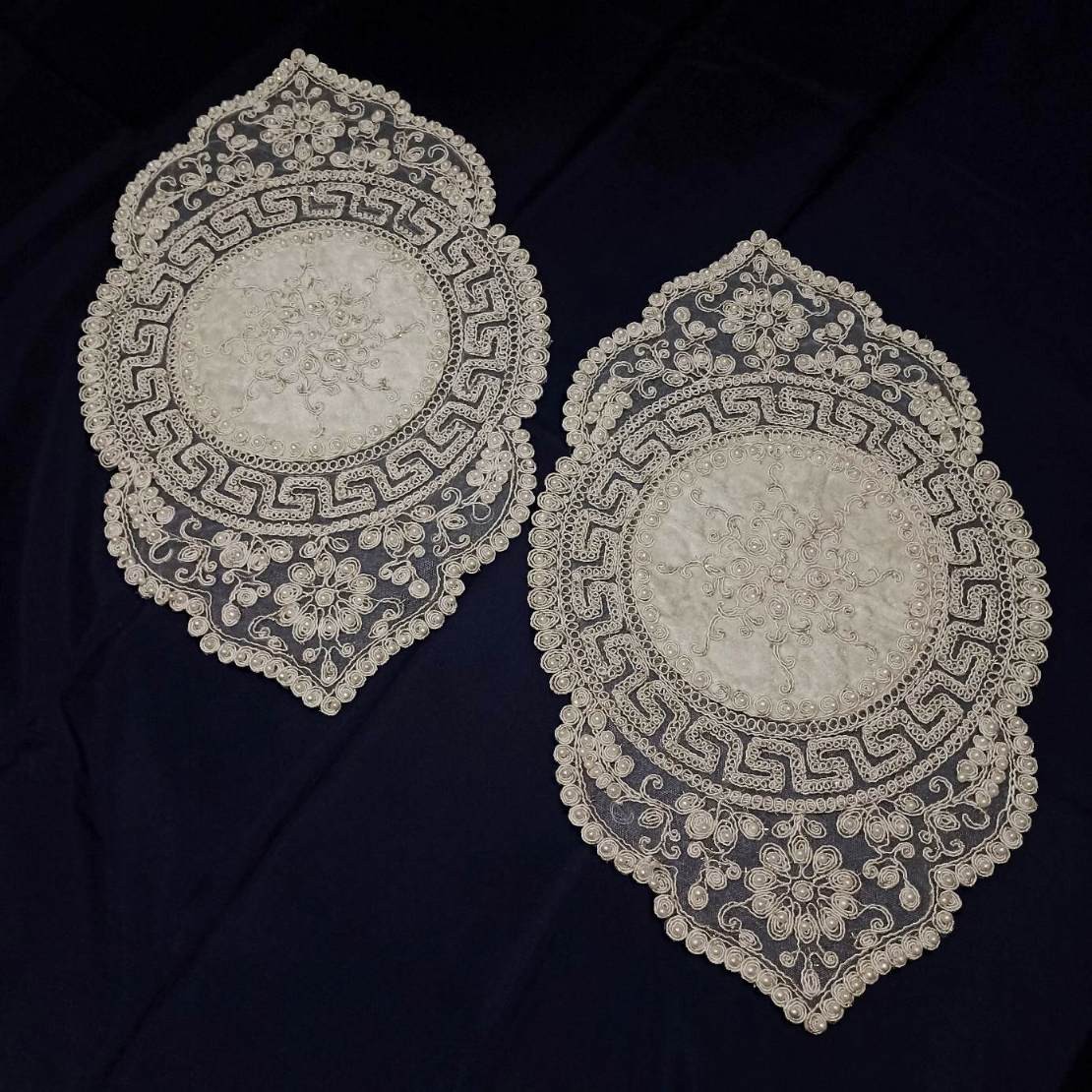 رومیزی 3 تکه جلو مبلی مروارید دوزی دانتل مخمل کار شده خاص طرح ترک مدل ورساچه