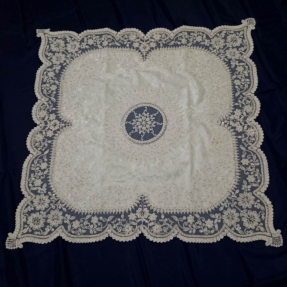 رومیزی مربع بزرگ مروارید دوزی 90*90 مخمل دانتل طرح ترک خاص کار شده مدل ورساچه