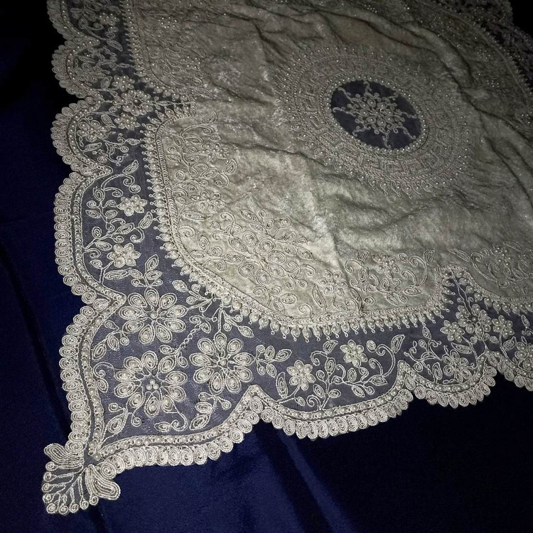 رومیزی مربع بزرگ مروارید دوزی 90*90 مخمل دانتل طرح ترک خاص کار شده مدل ورساچه
