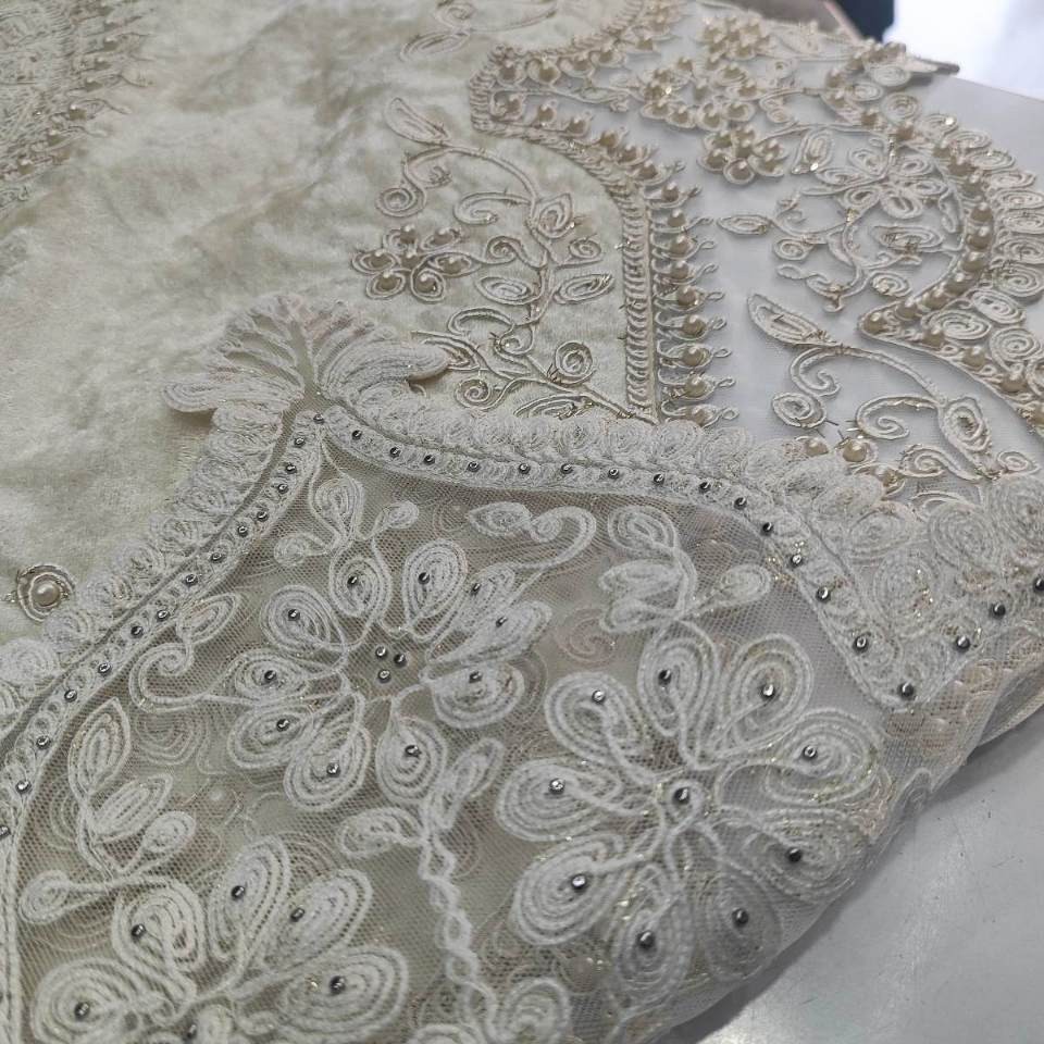 رومیزی مربع بزرگ مروارید دوزی 90*90 مخمل دانتل طرح ترک خاص کار شده مدل ورساچه
