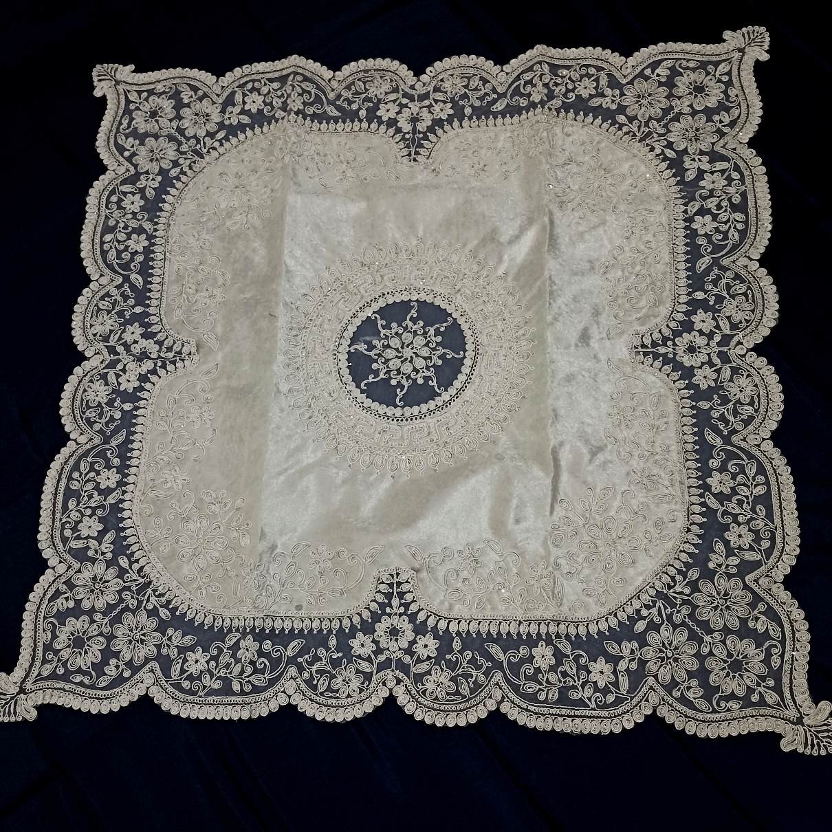 رومیزی مربع بزرگ 90*90 مخمل دانتل طرح ترک مدل ورساچه