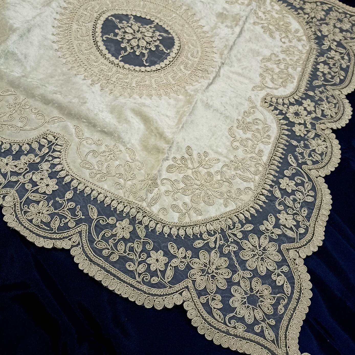 رومیزی مربع بزرگ 90*90 مخمل دانتل طرح ترک مدل ورساچه