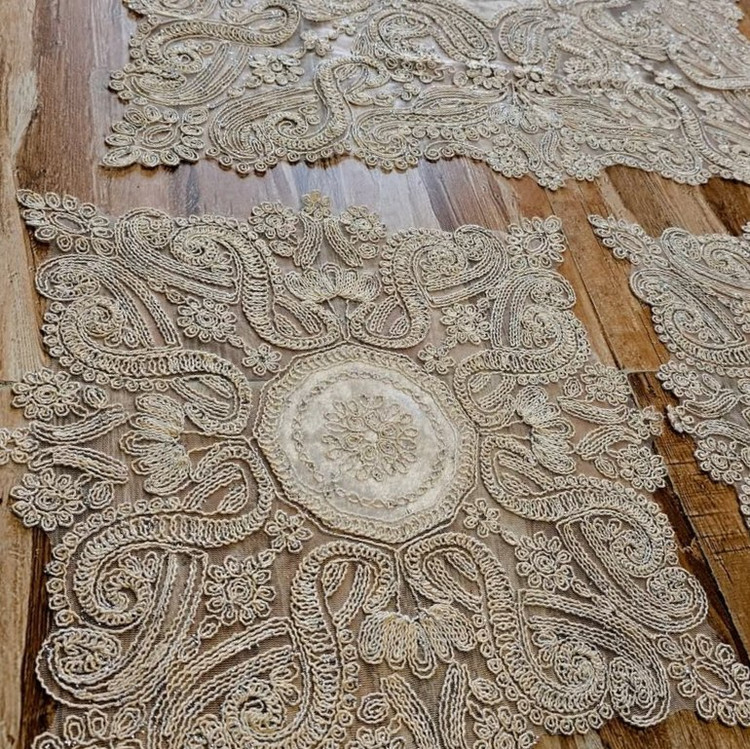 رومیزی عسلی جلومبلی دانتل طرح ترک مدل آنتیک 38*38