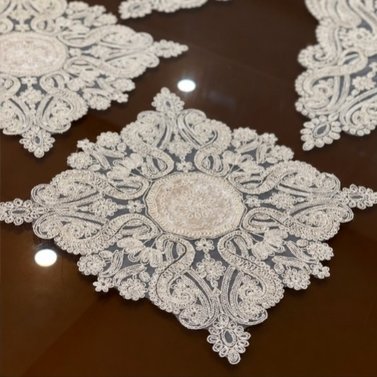 رومیزی عسلی جلومبلی دانتل طرح ترک مدل آنتیک 38*38
