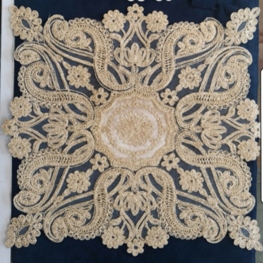 رومیزی عسلی جلومبلی دانتل طرح ترک مدل آنتیک 38*38