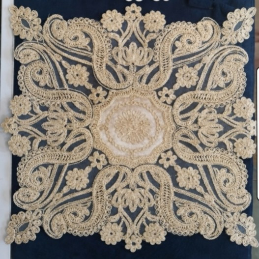رومیزی عسلی جلومبلی دانتل طرح ترک مدل آنتیک 38*38