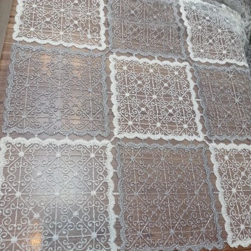 رومیزی روپشتی حریر گیپور مربع 80*80 طرح مدرن