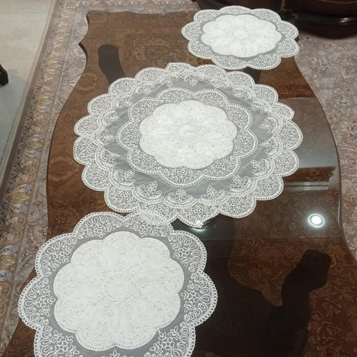 رومیزی 3 تکه گرد جلومبلی و عسلی دانتل طرح ترک مدل نگین